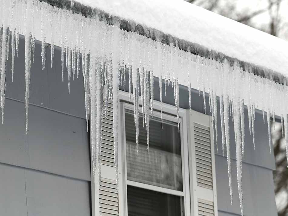 ice dam on roof can lead to leaks and injury. Call Horizon Roofing today!